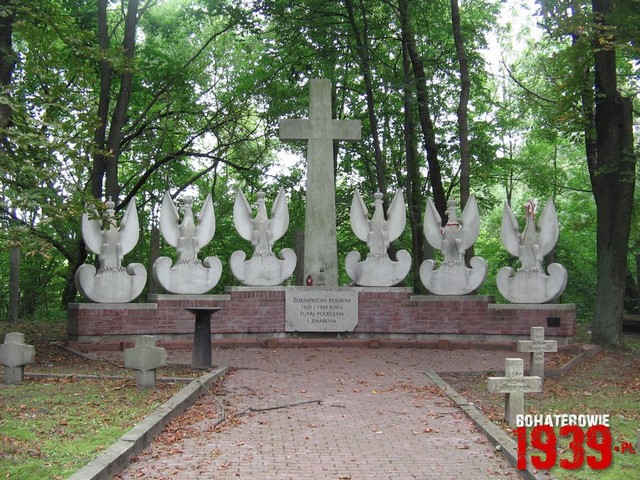 Wsp�lna kwatera wojenna �o�nierzy Wojska Polskiego poleg�ych w 1920 i 1939 r. na cmentarzu garnizonowym w Nowym Dworze Mazowieckim - Twierdzy Modlin (fot. Tomasz Karolak).