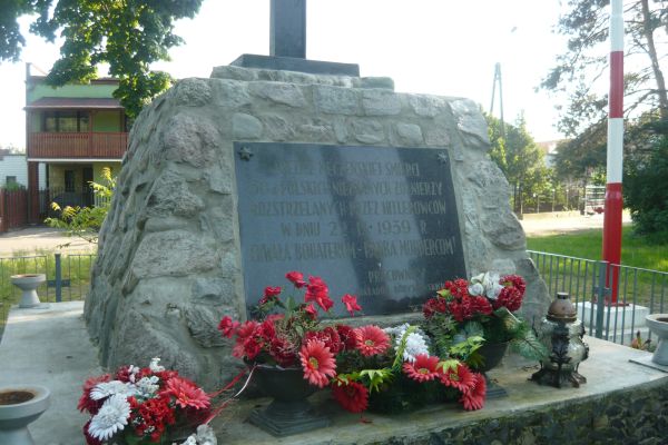 Pomnik w miejscu zbrodni na 50 �o�nierzach Bydgoskiego Batalionu Obrony Narodowej w Boryszewie - fot. T. Karolak.