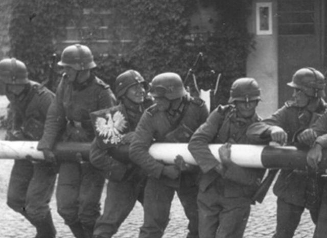 Niemcy wkraczaj� do Polski - fotografia pozorowana (�r�d�o: Wikimedia Commons).