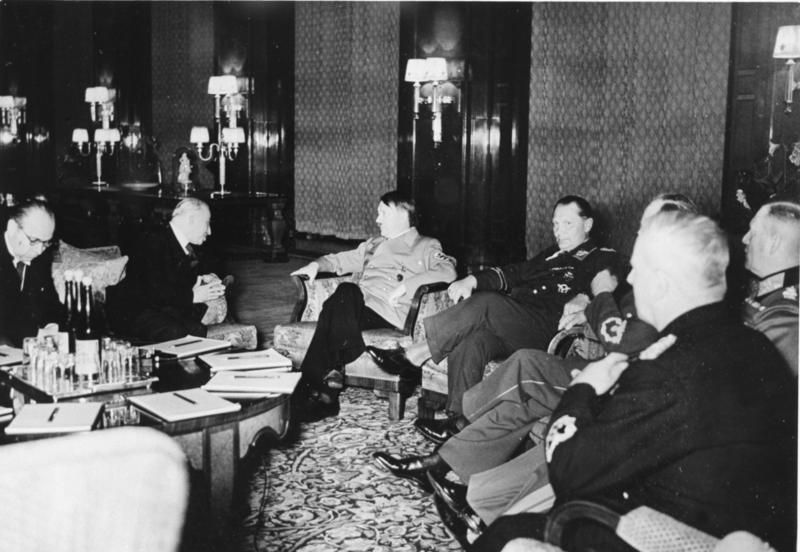 Prezydent Czecho-S�owacji Emil H�cha w trakcie wizyty w Berlinie w dniu 15 marca 1939 r., kiedy zaakceptowa� ultimatum Hitlera i zgodzi� si� na rozbi�r swojego pa�stwa (�r�d�o: Wikimedia Commons).