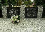 Niesu�k�w, mogi�y zbiorowe. Stan z dn. 30. 07. 2012 r. [fot. Staszek S�omczy�ski "staahoo" (��d�)].