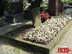 Grodzisk Mazowiecki, ul. Rado�ska, mogi�a zbiorowa. Stan z dn. 17. 08. 2011 r. (fot. Tomasz Karolak).