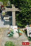 Koz��w Biskupi, mogi�a zbiorowa. Stan z dn. 28. 05. 2010 r. (fot. Tomasz Karolak).