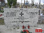 Wyszogr�d, ul. Niepodleg�o�ci, mogi�a zbiorowa (fot. T. Karolak).