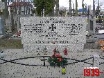 Wyszogr�d, ul. Niepodleg�o�ci, mogi�a zbiorowa (fot. T. Karolak).