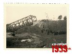 Zniszczenia wojenne 1939 - most na Bzurze w Sochaczewie (fot. ze zbior�w Andrzeja Kornackiego).
