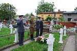 P�k Wies�aw Misztal, Dyrektor Departamentu Wojskowego Urz�du do Spraw Kombatant�w i Os�b Represjonowanych sk�ada kwiaty na cmentarzu w Sochaczewie, ul. Traugutta.
