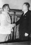 J�zef Stalin i Joachim von Ribbentrop, Moskwa, Kreml, 25 sierpnia 1939 (�r�d�o: Wikimedia Commons).
