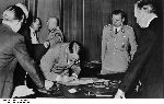 Hitler podpisuje uk�ad monachijski, 30 wrze�nia 1938 (�r�d�o: Wikimedia Commons).