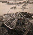 Zniszczenia wojenne 1939 - most na Wi�le w Wyszogrodzie (fot. ze zbior�w Piotra Kafli�skiego).