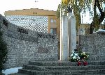 Pi�tek, ul. Kutnowska, Pomnik Chwa�y 14 Dywizji Piechoty Wielkopolskiej Armii "Pozna�". Stan z dn. 31. 10. 2008 r. (fot. udost�pniona przez Urz�d Gminy Pi�tek).