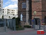 Pruszk�w, ul. O��wkowa, tablica pami�tkowa. Stan z dn. 28. 06. 2012 r. (fot. Tomasz Karolak).