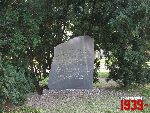 B�onie, ul. Grodziska, tablica pami�tkowa. Stan z dn. 23. 08. 2011 r. (fot. Tomasz Karolak).