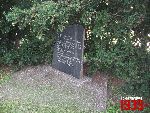 B�onie, ul. Grodziska, tablica pami�tkowa. Stan z dn. 23. 08. 2011 r. (fot. Tomasz Karolak).