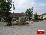 B�onie, Rynek, Pomnik Hymnu Narodowego. Stan z dn. 23. 08. 2011 r. (fot. Tomasz Karolak).
