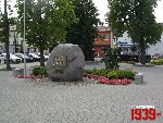 B�onie, Rynek, Pomnik Hymnu Narodowego. Stan z dn. 23. 08. 2011 r. (fot. Tomasz Karolak).