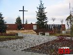 Borz�cin Du�y, ul. Warszawska / Spacerowa, krzy� i tablica pami�tkowa. Stan z dn. 12. 11. 2011 r. (fot. Tomasz Karolak).