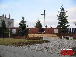 Borz�cin Du�y, ul. Warszawska / Spacerowa, krzy� i tablica pami�tkowa. Stan z dn. 12. 11. 2011 r. (fot. Tomasz Karolak).