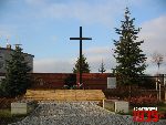 Borz�cin Du�y, ul. Warszawska / Spacerowa, krzy� i tablica pami�tkowa. Stan z dn. 12. 11. 2011 r. (fot. Tomasz Karolak).