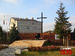 Borz�cin Du�y, ul. Warszawska / Spacerowa, krzy� i tablica pami�tkowa. Stan z dn. 12. 11. 2011 r. (fot. Tomasz Karolak).