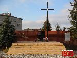 Borz�cin Du�y, ul. Warszawska / Spacerowa, krzy� i tablica pami�tkowa. Stan z dn. 12. 11. 2011 r. (fot. Tomasz Karolak).