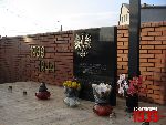 Borz�cin Du�y, ul. Warszawska / Spacerowa, krzy� i tablica pami�tkowa. Stan z dn. 12. 11. 2011 r. (fot. Tomasz Karolak).