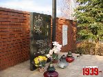 Borz�cin Du�y, ul. Warszawska / Spacerowa, krzy� i tablica pami�tkowa. Stan z dn. 12. 11. 2011 r. (fot. Tomasz Karolak).