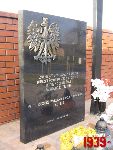 Borz�cin Du�y, ul. Warszawska / Spacerowa, krzy� i tablica pami�tkowa. Stan z dn. 12. 11. 2011 r. (fot. Tomasz Karolak).