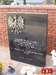 Borz�cin Du�y, ul. Warszawska / Spacerowa, krzy� i tablica pami�tkowa. Stan z dn. 12. 11. 2011 r. (fot. Tomasz Karolak).