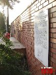 Borz�cin Du�y, ul. Warszawska / Spacerowa, krzy� i tablica pami�tkowa. Stan z dn. 12. 11. 2011 r. (fot. Tomasz Karolak).