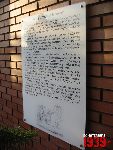Borz�cin Du�y, ul. Warszawska / Spacerowa, krzy� i tablica pami�tkowa. Stan z dn. 12. 11. 2011 r. (fot. Tomasz Karolak).