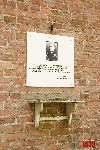 Gaj�wka Januszew, tabliczka pami�tkowa na �cianie zewn�trznej budynku po�wi�cona zmar�emu tu 18 wrze�nia 1939 roku gen. bryg. Franciszkowi Sewerynowi W�adowi, dow�dcy 14 Dywizji Piechoty armii "Pozna�", ci�ko rannemu w bitwie nad Bzur� (fot. �. Wojtczak).