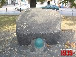 Brwin�w, Rynek, pomnik. Stan z dn. 05. 10. 2011 r. (fot. Tomasz Karolak).