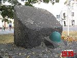 Brwin�w, Rynek, pomnik. Stan z dn. 05. 10. 2011 r. (fot. Tomasz Karolak).