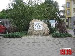Grodzisk Mazowiecki, ul. �yrardowska, pomnik. Stan z dn. 06. 09. 2012 r. (fot. Tomasz Karolak).