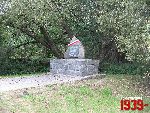 Brwin�w, ul. Powsta�c�w Warszawy, pomnik. Stan z dn. 06. 09. 2012 r. (fot. Tomasz Karolak).