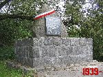 Brwin�w, ul. Powsta�c�w Warszawy, pomnik. Stan z dn. 06. 09. 2012 r. (fot. Tomasz Karolak).
