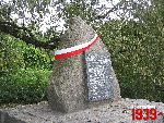 Brwin�w, ul. Powsta�c�w Warszawy, pomnik. Stan z dn. 06. 09. 2012 r. (fot. Tomasz Karolak).