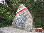 Brwin�w, ul. Powsta�c�w Warszawy, pomnik. Stan z dn. 06. 09. 2012 r. (fot. Tomasz Karolak).