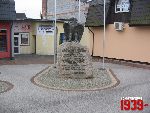 Leszno, Al. Wojska Polskiego, g�az pami�tkowy. Stan z dn. 04. 12. 2011 r. (fot. Tomasz Karolak).