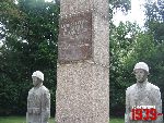 Nowy Dw�r Mazowiecki, ul. Led�chowskiego, Pomnik Obro�c�w Modlina 1939 r. Stan z dn. 06. 08. 2011 r. (fot. Tomasz Karolak).
