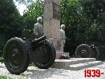 Nowy Dw�r Mazowiecki, ul. Led�chowskiego, Pomnik Obro�c�w Modlina 1939 r. Stan z dn. 06. 08. 2011 r. (fot. Tomasz Karolak).