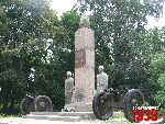 Nowy Dw�r Mazowiecki, ul. Led�chowskiego, Pomnik Obro�c�w Modlina 1939 r. Stan z dn. 06. 08. 2011 r. (fot. Tomasz Karolak).