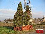 O�tarzew, ul. Nizinna, krzy� i g�az pami�tkowy. Stan z dn. 12. 11. 2011 r. (fot. Tomasz Karolak).