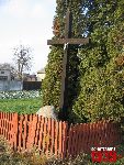 O�tarzew, ul. Nizinna, krzy� i g�az pami�tkowy. Stan z dn. 12. 11. 2011 r. (fot. Tomasz Karolak).