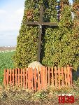 O�tarzew, ul. Nizinna, krzy� i g�az pami�tkowy. Stan z dn. 12. 11. 2011 r. (fot. Tomasz Karolak).