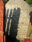 O�tarzew, ul. Nizinna, krzy� i g�az pami�tkowy. Stan z dn. 12. 11. 2011 r. (fot. Tomasz Karolak).