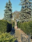 Pi�tek, ul. �owicka, pomnik. Stan z dn. 12. 10. 2010 r. (fot. udost�pniona przez Urz�d Gminy Pi�tek).