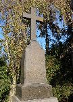 Pi�tek, ul. �owicka, pomnik. Stan z dn. 12. 10. 2010 r. (fot. udost�pniona przez Urz�d Gminy Pi�tek).