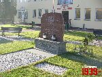 Sanniki, ul. Warszawska, tablica pami�tkowa. Stan z dn. 16. 10. 2011 r. (fot. Tomasz Karolak).